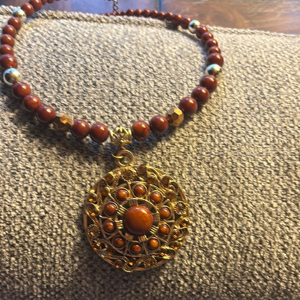 Elegant Gold and Brown Pendant Necklace
